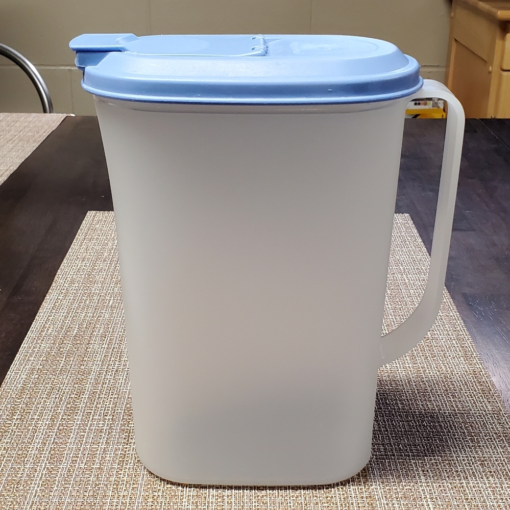 Vintage 2 quart Slim Tpperware Pitcher